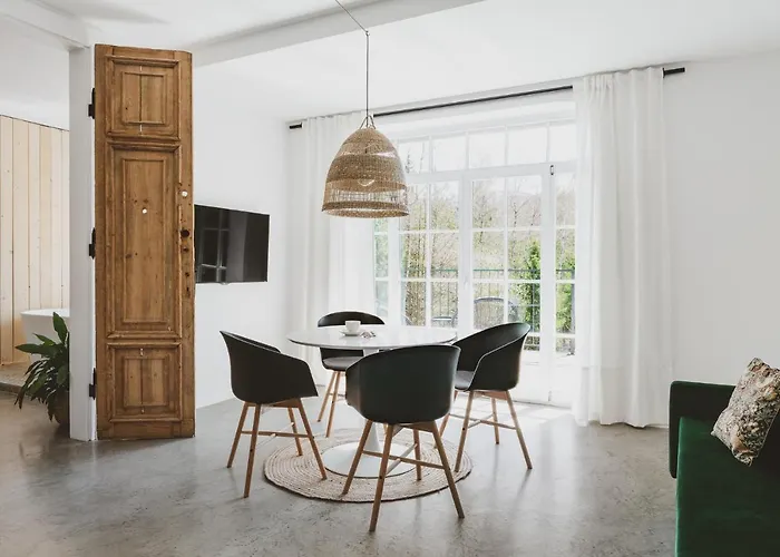 Drewniana Roza I Nad Stawem *