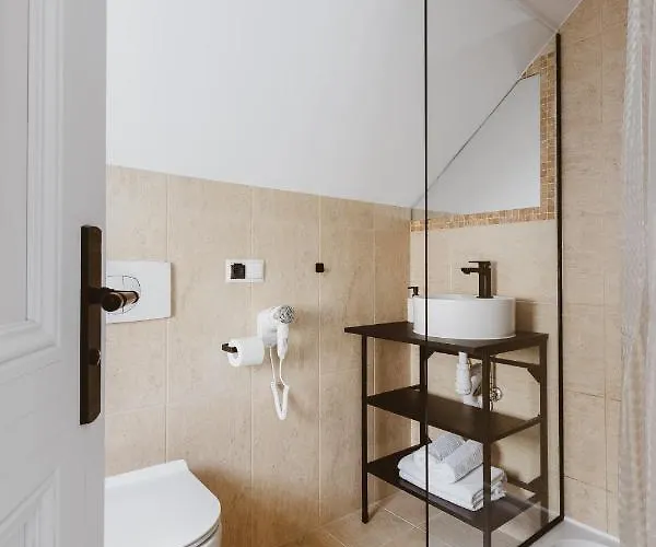 Drewniana Roza I Nad Stawem