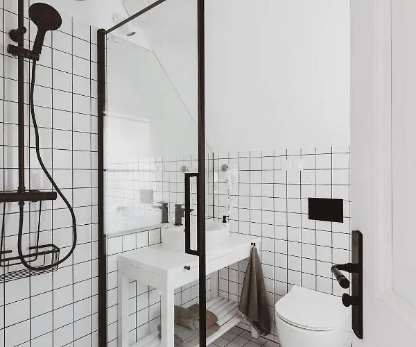 Drewniana Roza I Nad Stawem *