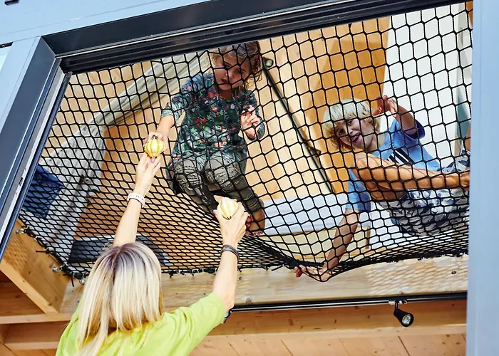 Drewniana Roza I Nad Stawem