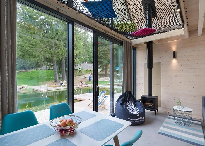 Drewniana Roza I Nad Stawem