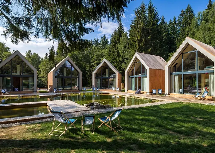 Drewniana Roza I Nad Stawem